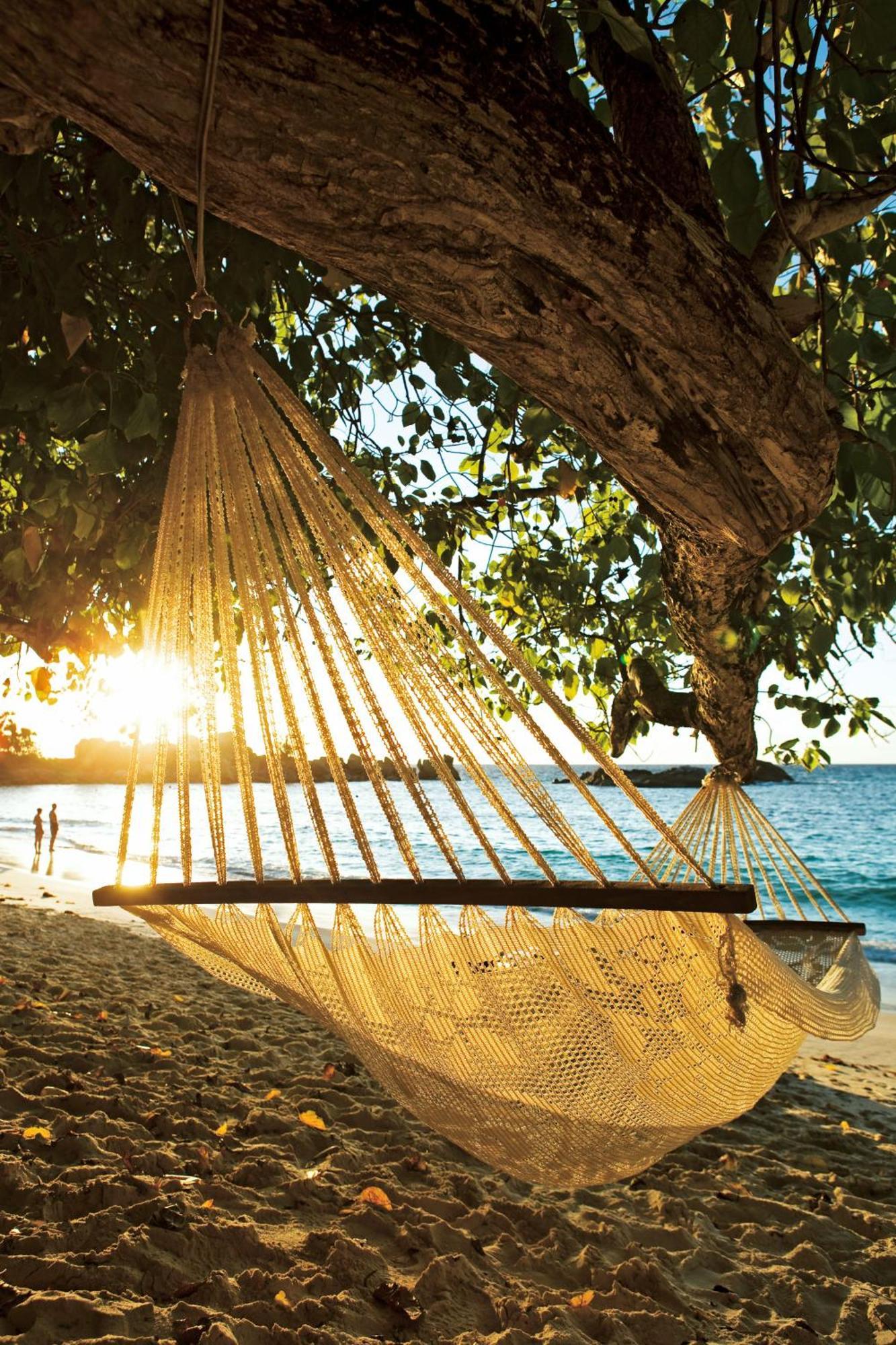 คอนสแตนซ์ เลมูเรีย รีสอร์ท Grand Anse  ภายนอก รูปภาพ Hammock on a beach