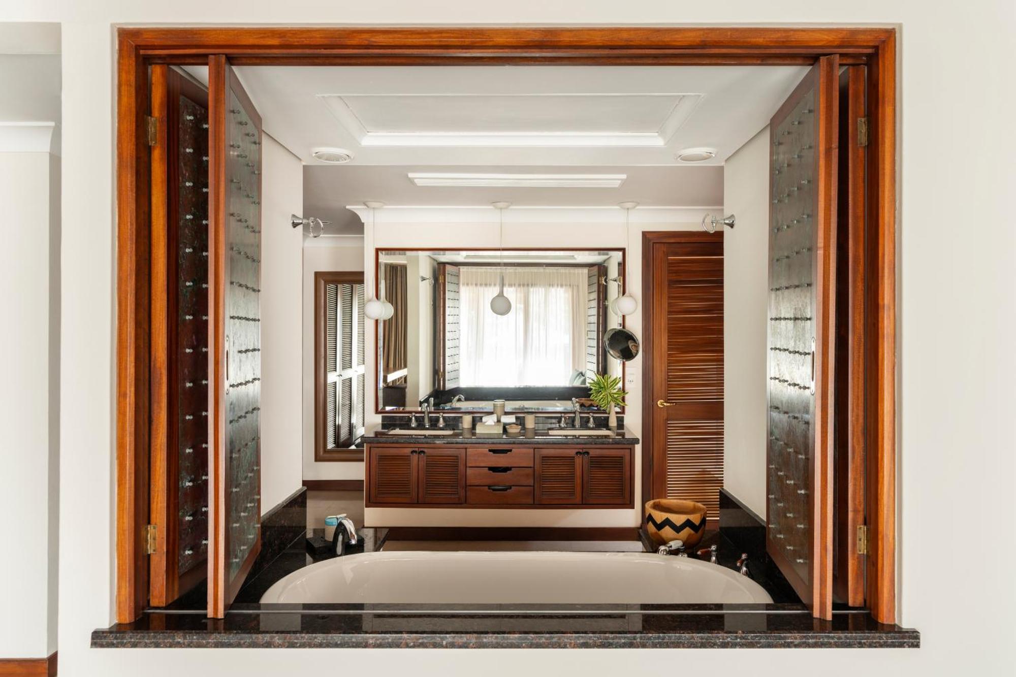 คอนสแตนซ์ เลมูเรีย รีสอร์ท Grand Anse  ภายนอก รูปภาพ A bathroom in a private home