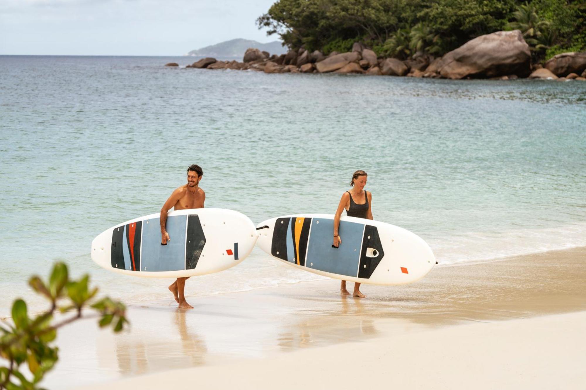 คอนสแตนซ์ เลมูเรีย รีสอร์ท Grand Anse  ภายนอก รูปภาพ Stand up paddle boarders on a beach