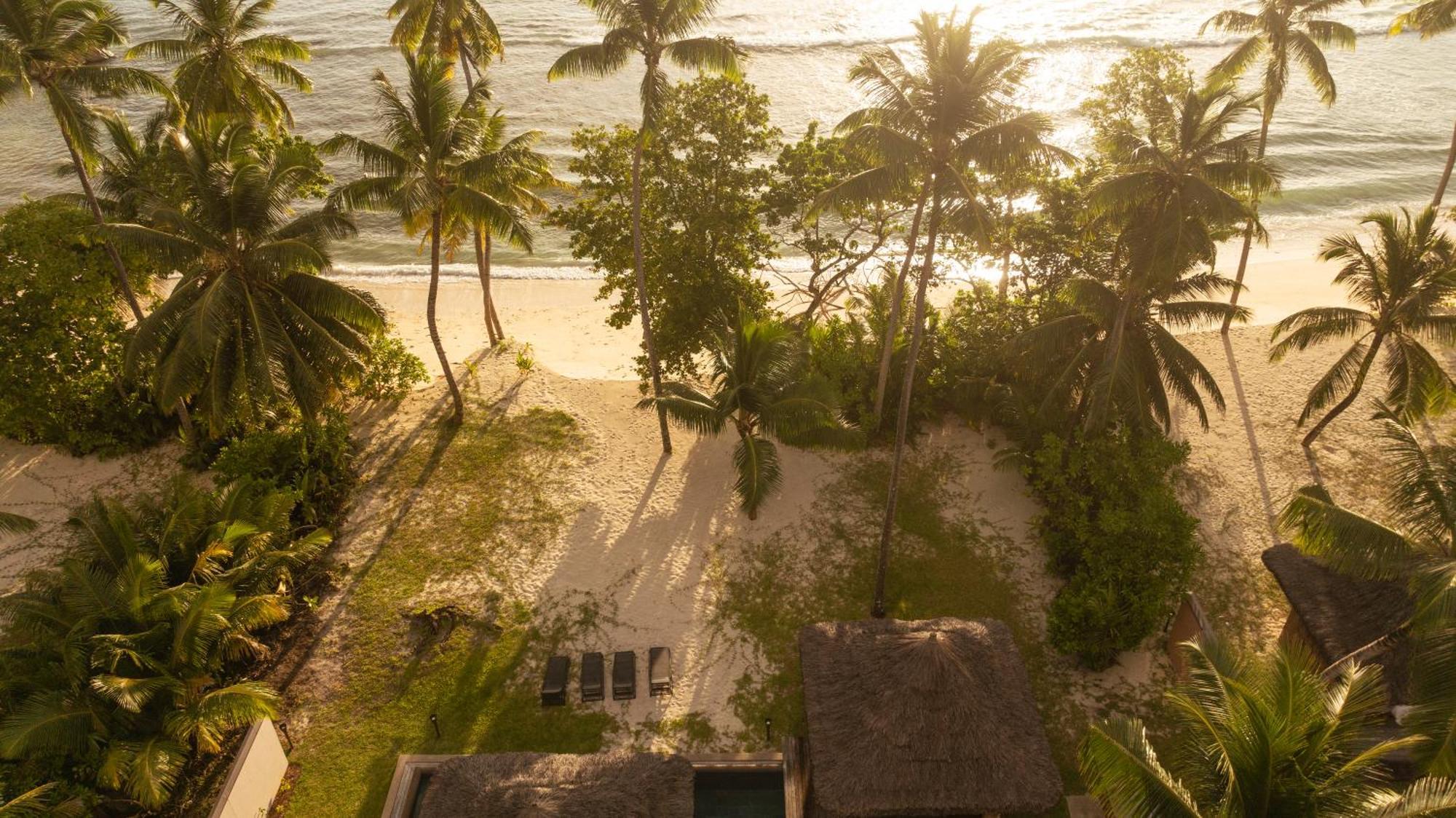 คอนสแตนซ์ เลมูเรีย รีสอร์ท Grand Anse  ภายนอก รูปภาพ Sunset at the beach