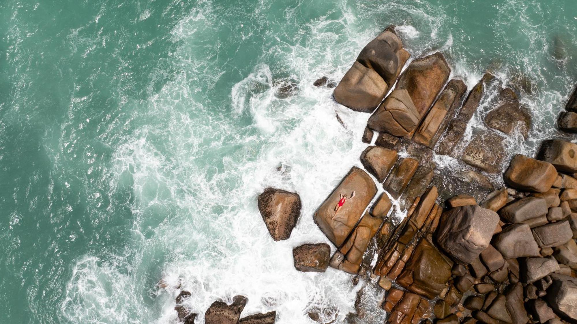 คอนสแตนซ์ เลมูเรีย รีสอร์ท Grand Anse  ภายนอก รูปภาพ The rock formations at the coast of the island