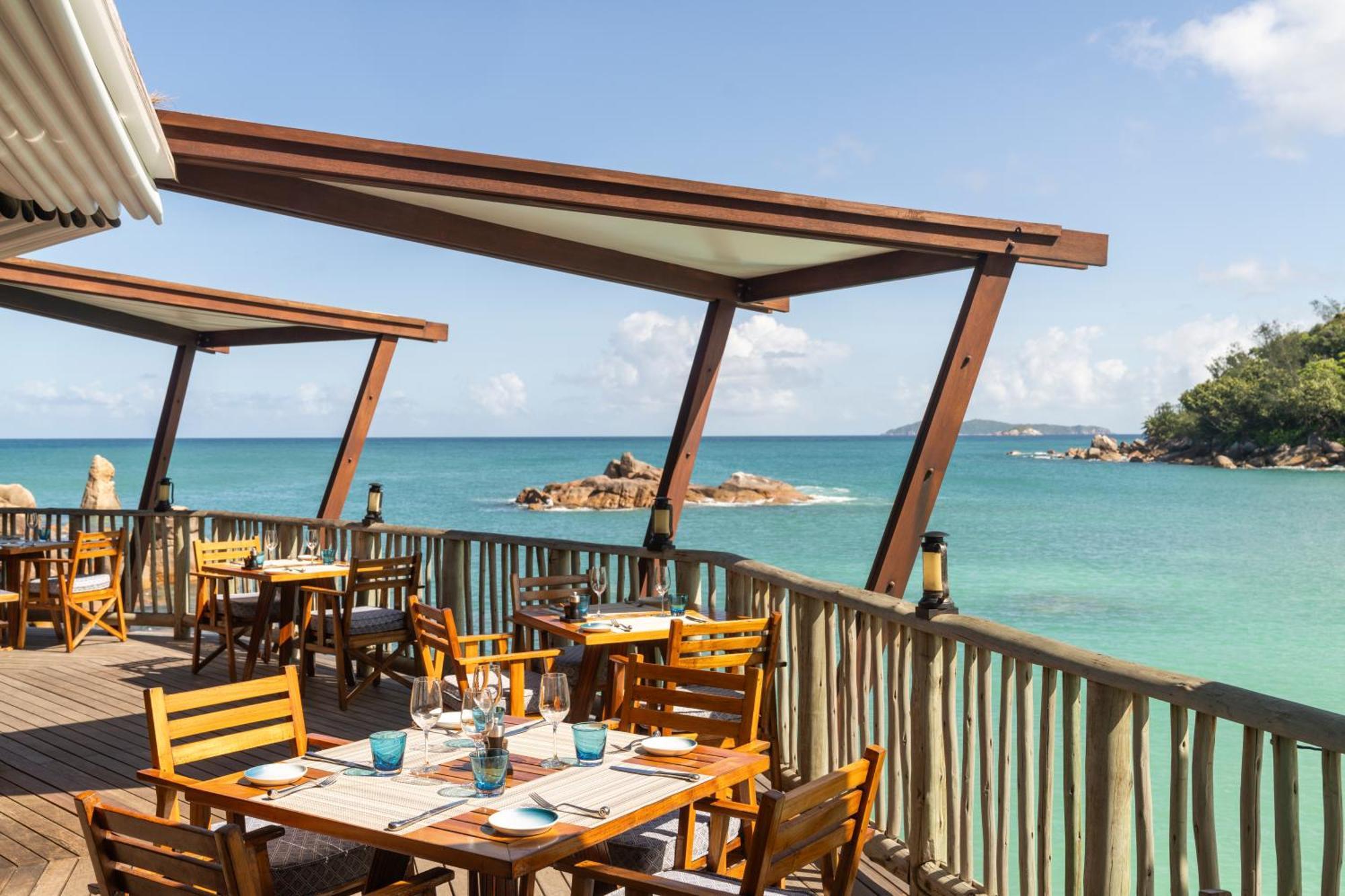 คอนสแตนซ์ เลมูเรีย รีสอร์ท Grand Anse  ภายนอก รูปภาพ The Deck at the Beach Club