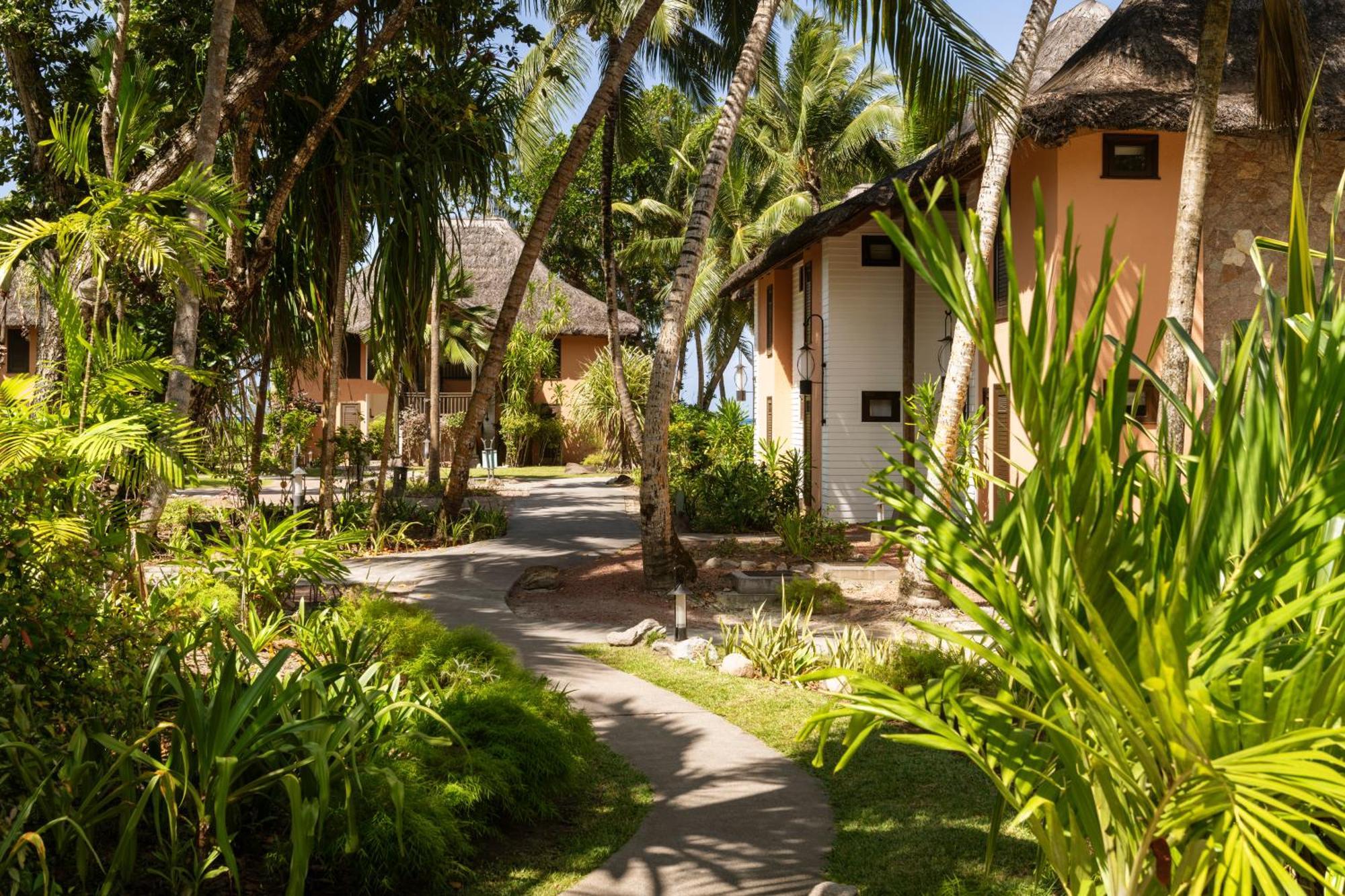 คอนสแตนซ์ เลมูเรีย รีสอร์ท Grand Anse  ภายนอก รูปภาพ The resort's bungalows