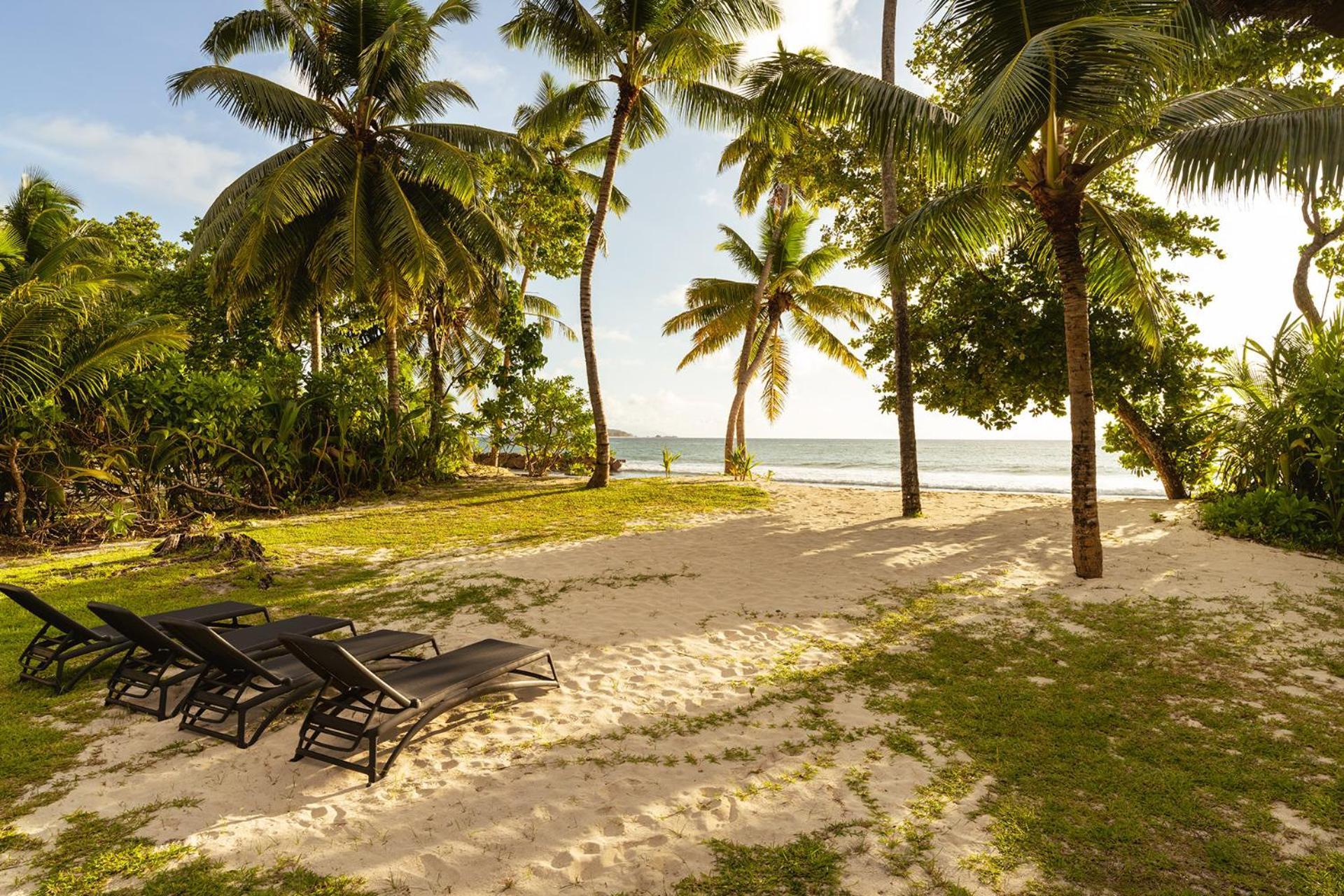 คอนสแตนซ์ เลมูเรีย รีสอร์ท Grand Anse  ภายนอก รูปภาพ Beach at the resort