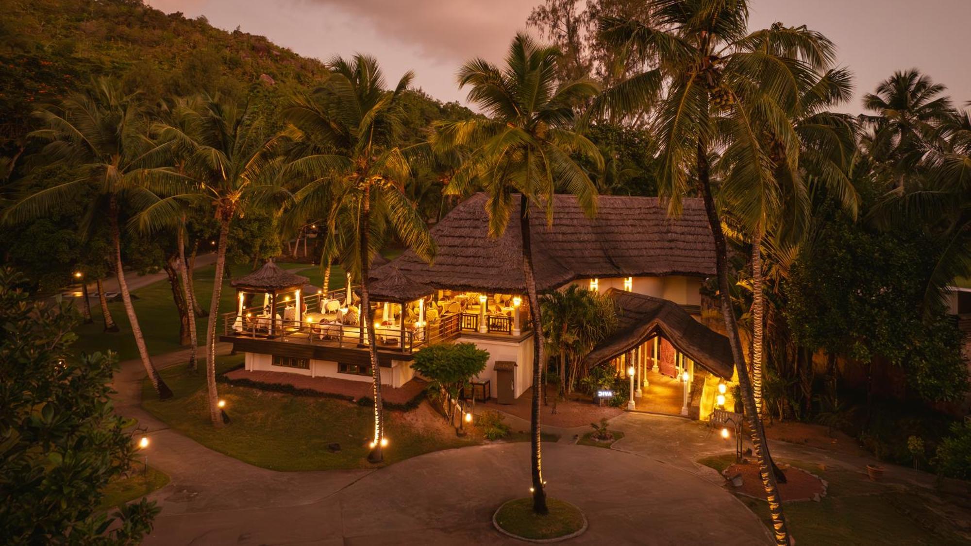 คอนสแตนซ์ เลมูเรีย รีสอร์ท Grand Anse  ภายนอก รูปภาพ The restaurant at the resort